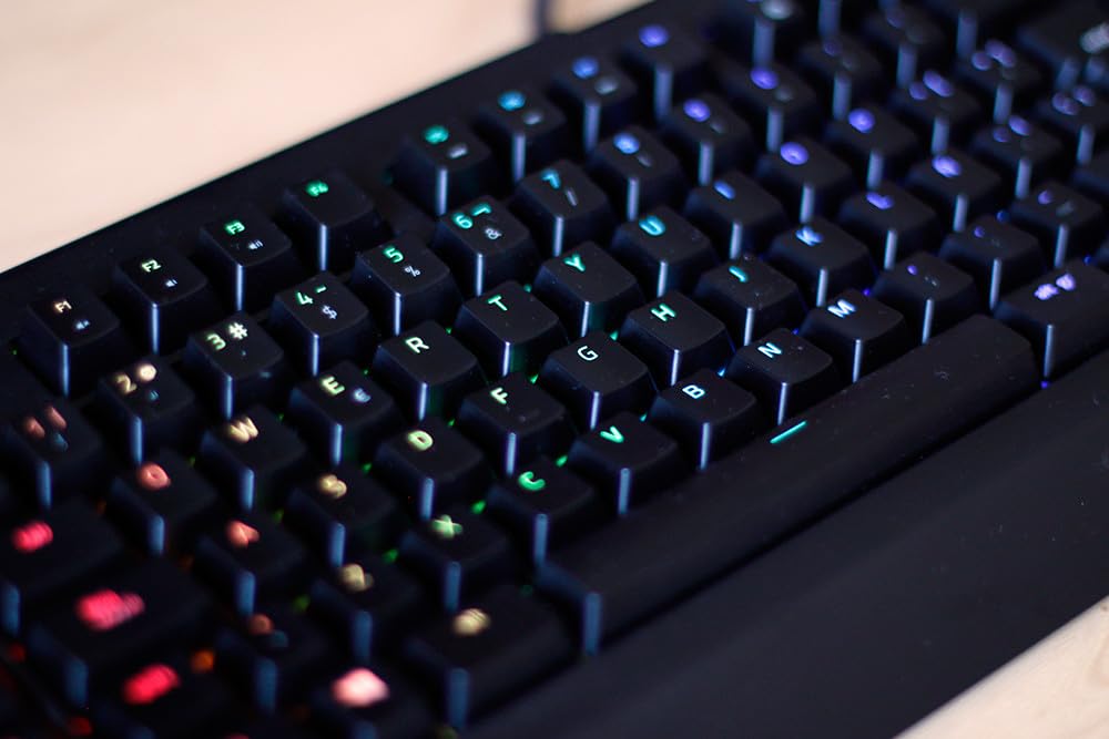 Teclado mecánico Razer BlackWidow V3 sin tenkeyless para juegos: interruptores mecánicos Razer - iluminación Chroma RGB - Factor de forma compacto, función macro programable - USB Passthrough (Renewed)