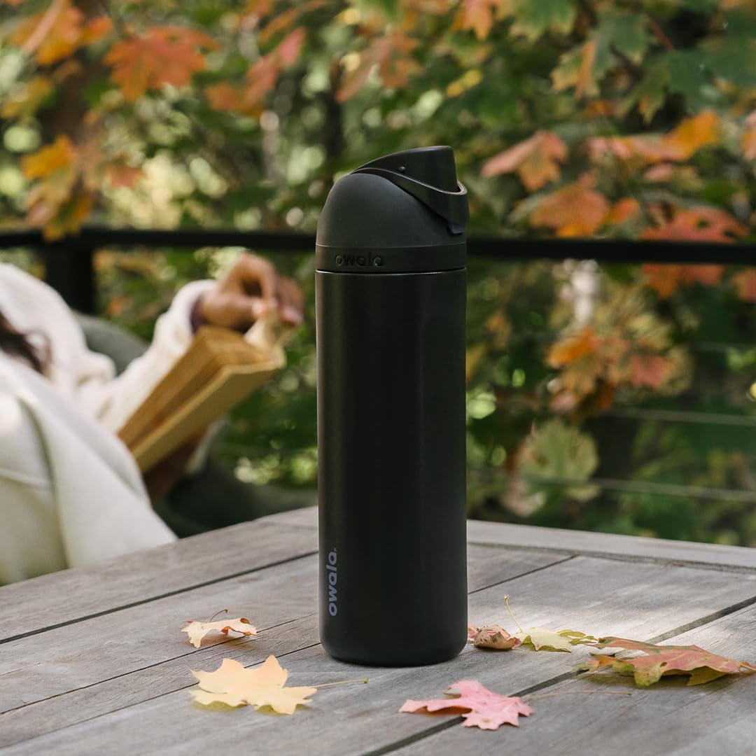Owala FreeSip Botella de acero inoxidable aislada con popote, botella de agua deportiva libre de BPA, ideal para viajar, 40 oz, Muy, Muy Oscuro