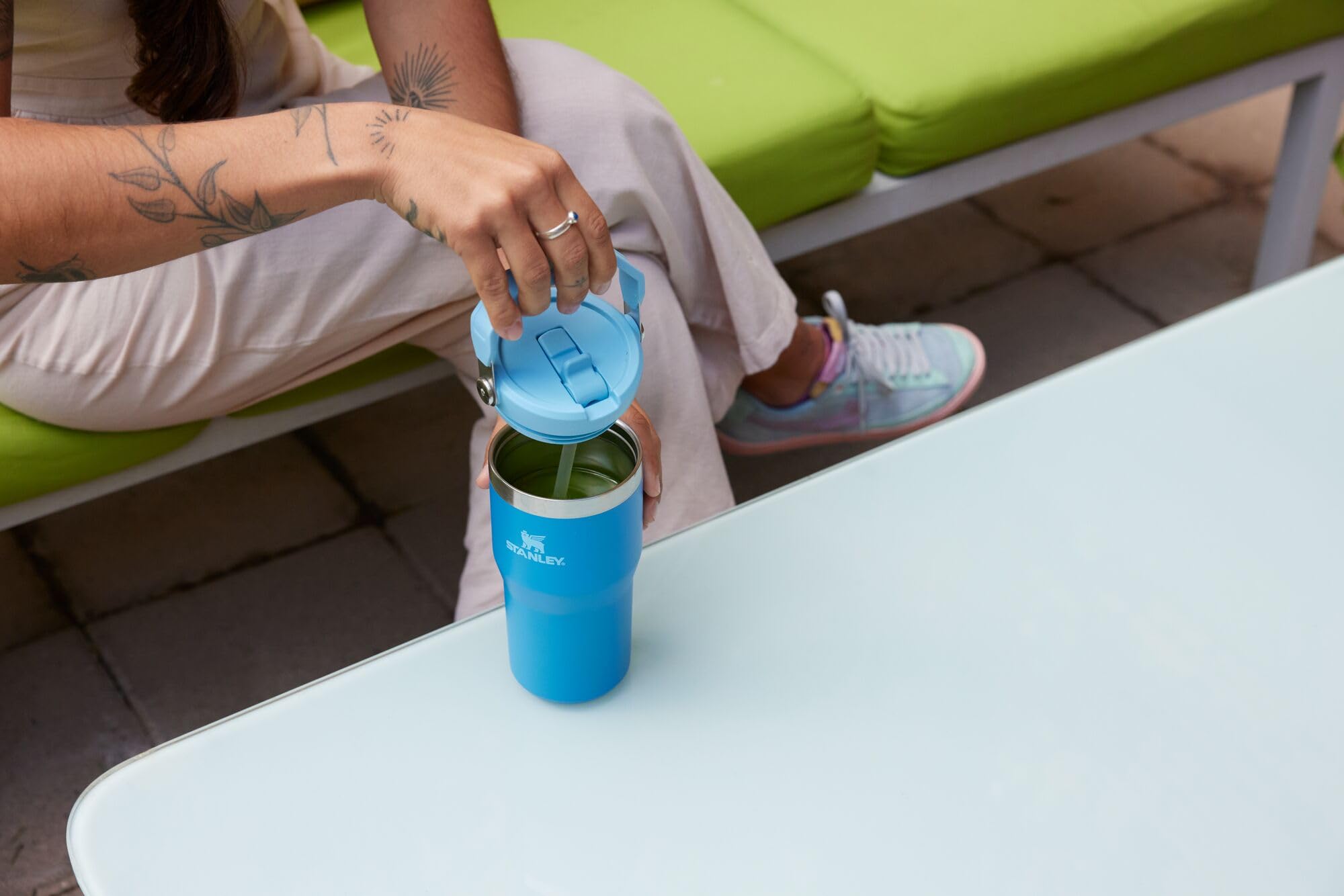 STANLEY IceFlow 2.0 - Vaso con popote abatible con asa, 20 onzas, tapa giratoria y pajita abatible, botella de agua resistente a fugas, acero inoxidable aislado, sin BPA, azul