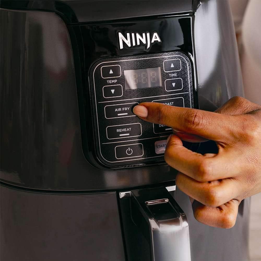 Ninja Freidora De Aire AF100, Base Programable de 1550 Watts, Frie, Asa Y Hornea Sin Aceite, 3.7L (Reacondicionado)