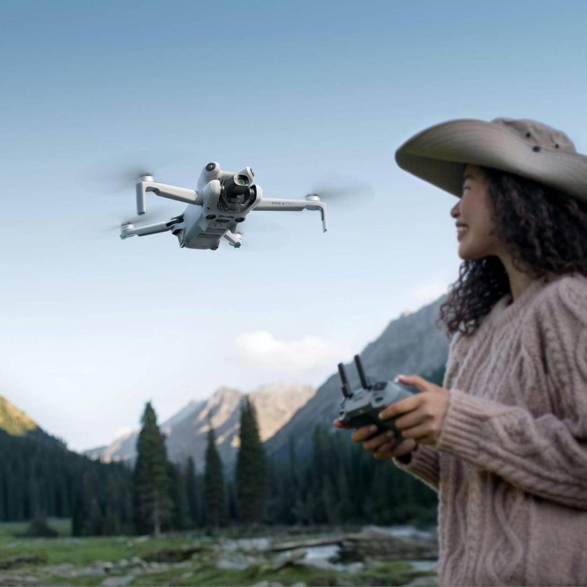 Pack DJI Mini 4 Pro Vuela Más Plus con DJI RC 2 (control remoto con pantalla), cámara de vídeo 4K HDR para adultos, con 2 baterías de vuelo inteligentes adicionales para 45 min de tiempo de vuelo