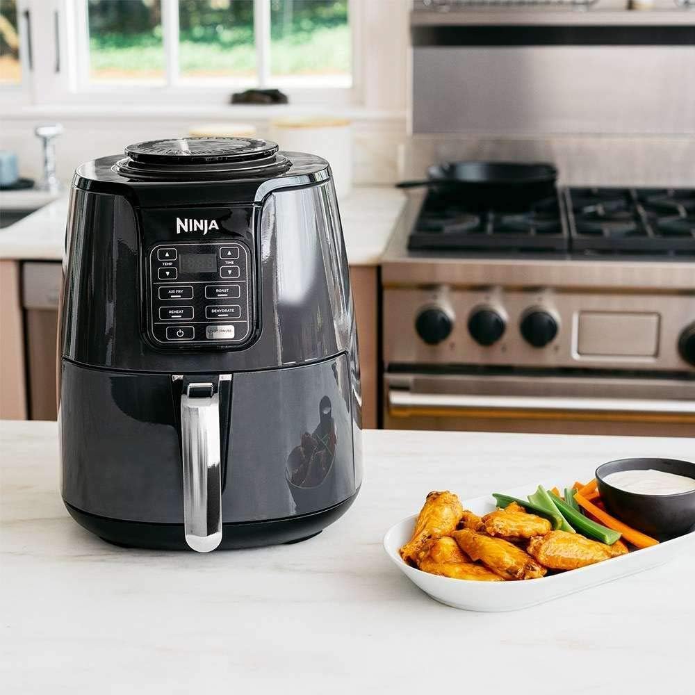 Ninja Freidora De Aire AF100, Base Programable de 1550 Watts, Frie, Asa Y Hornea Sin Aceite, 3.7L (Reacondicionado)
