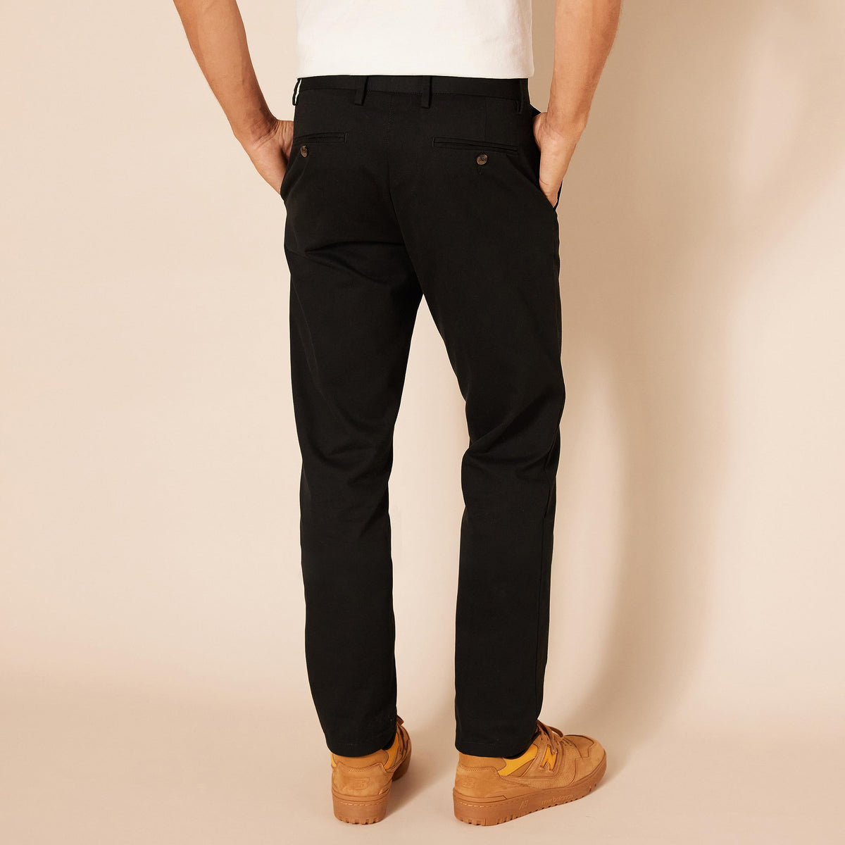 Amazon Essentials - Pantalones chinos para hombre con corte ajustado, resistentes a las arrugas, sin pinzas, color negro, 33 de ancho x 30 de largo