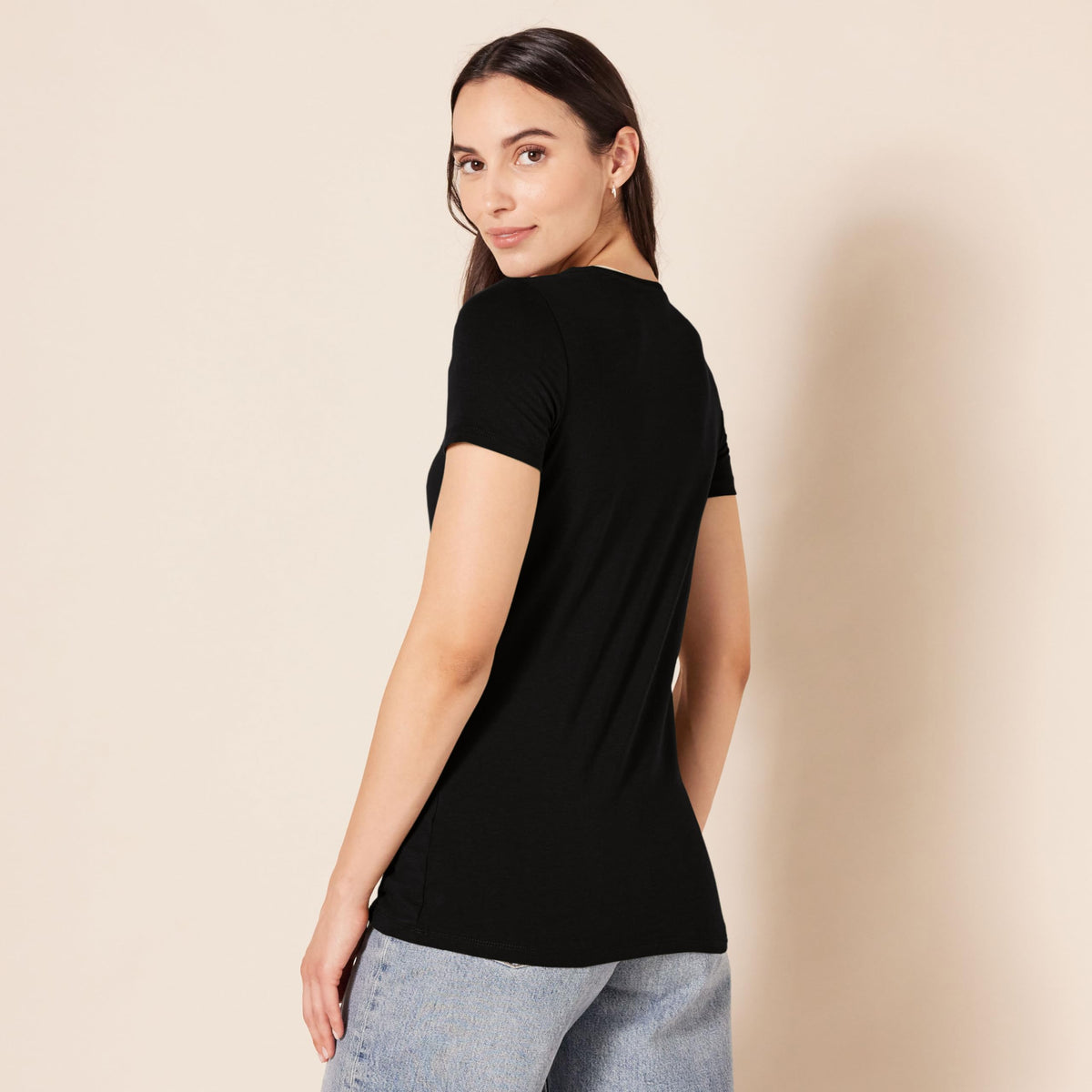 Amazon Essentials Women's Classic-Fit Short-Sleeve Crewneck T-Shirt, Pack of 4, Black/White, Medium