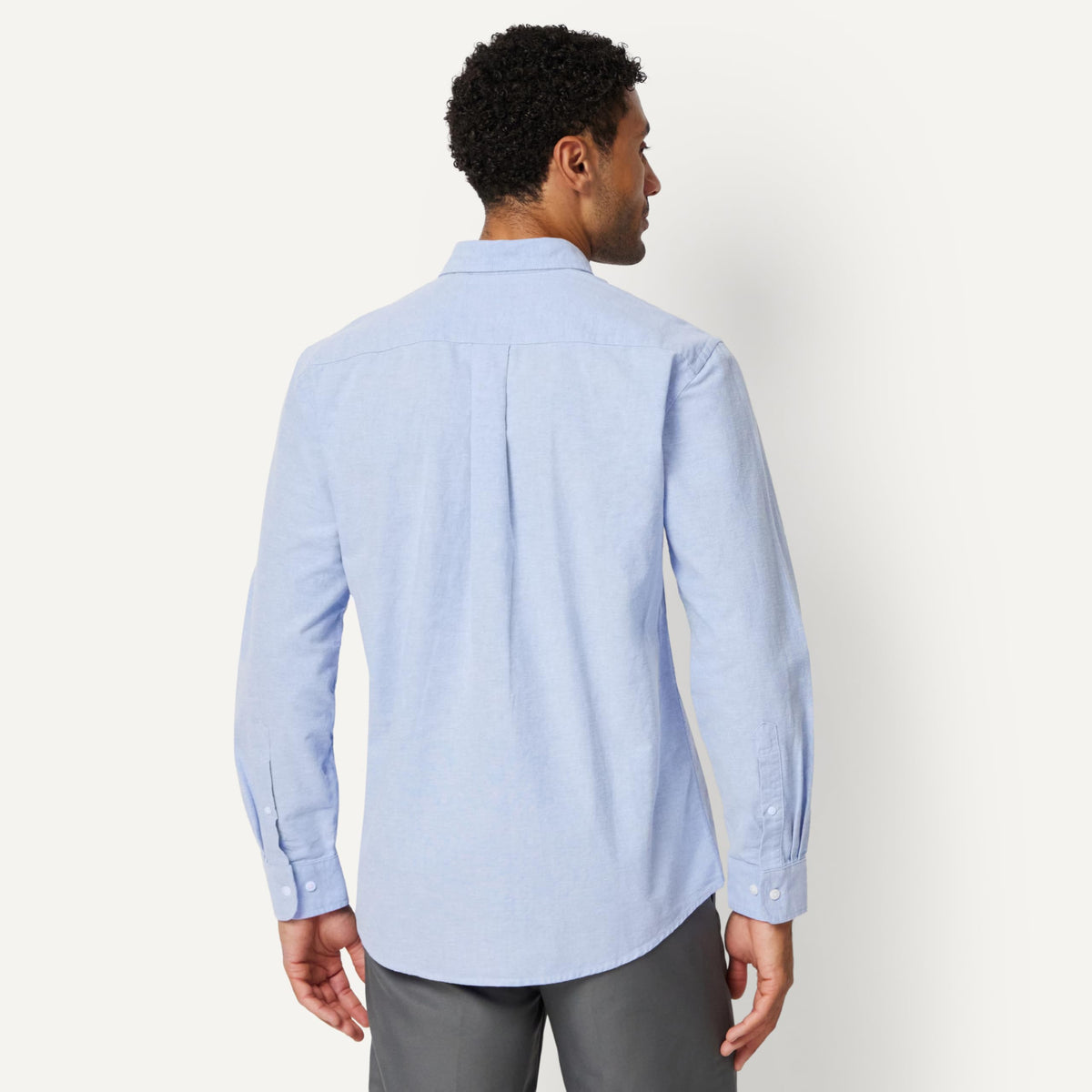 Amazon Essentials - Camisa Oxford de manga larga con bolsillo sólido para hombre, ajuste regular, color azul, talla G