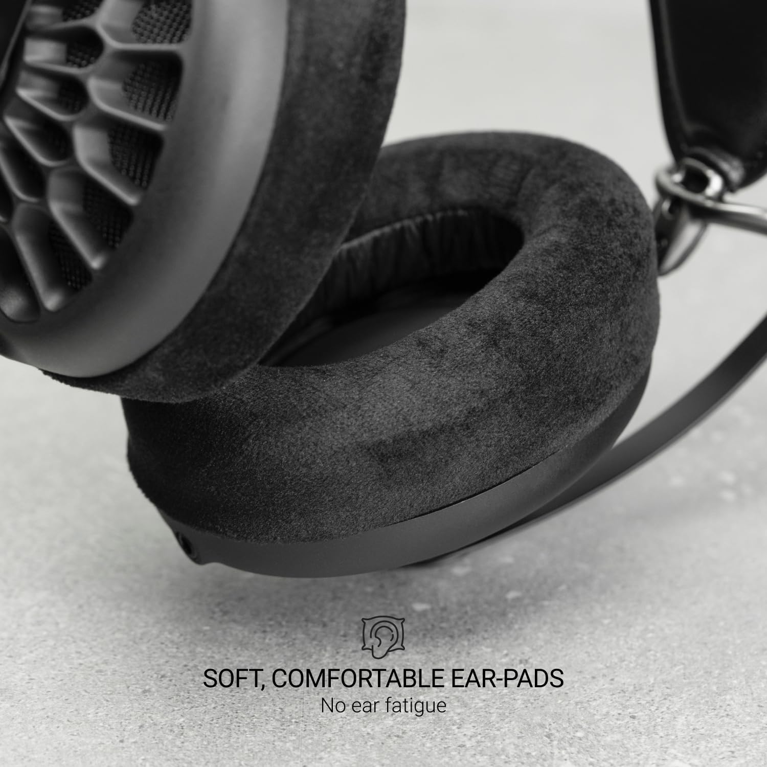 MEZE Audio 105 AER | Auriculares con Cable sobre la Oreja Ligeros audiófilos Abiertos | Controladores dinámicos de 50 mm | Baja impedancia 42 ohmios | Cables y Bolsa de Transporte incluidos (Negro)