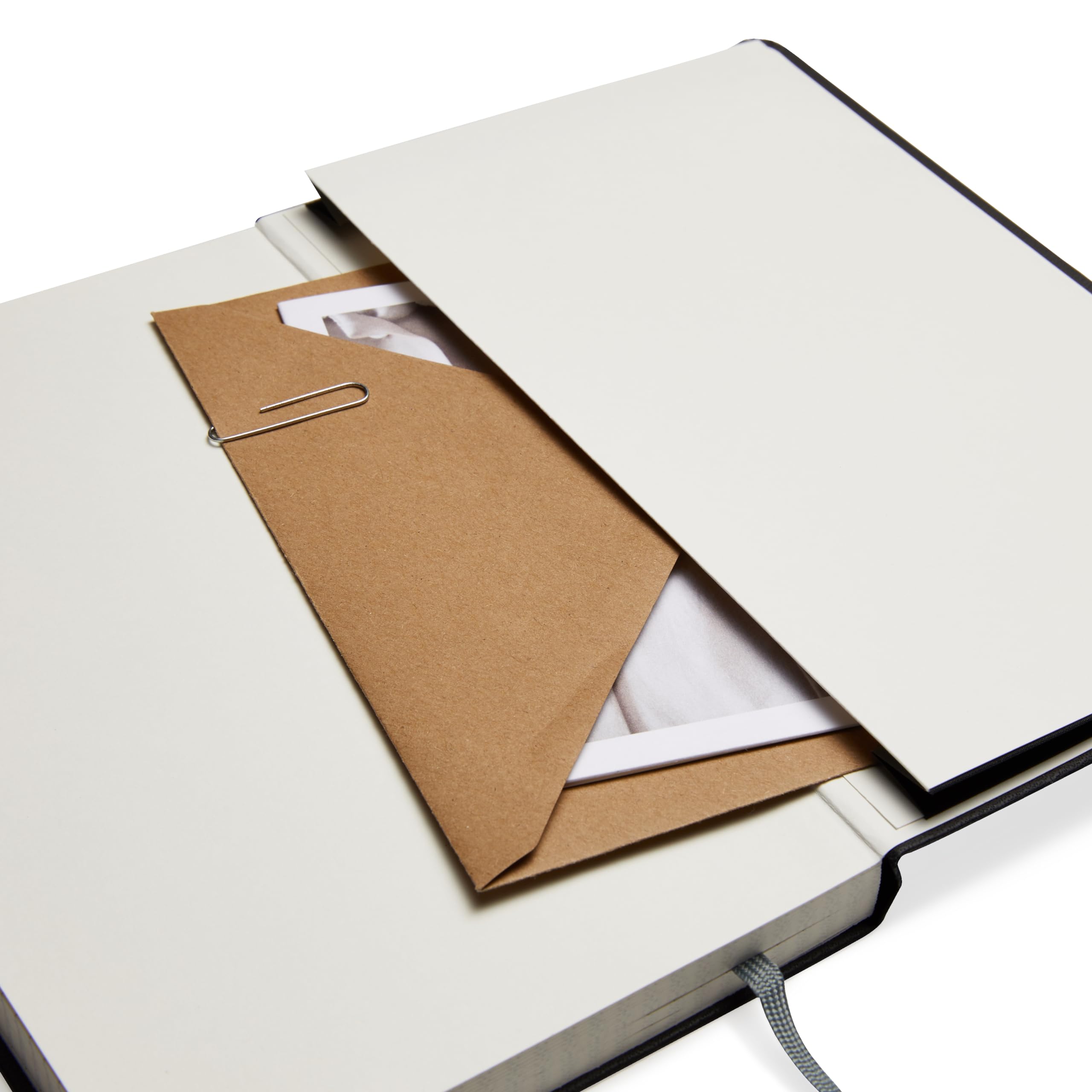 Amazon Basics - Cuaderno clásico cuadriculado, 240 páginas, tapa dura, 5 x 8.25 pulgadas, páginas con rayas gráficas