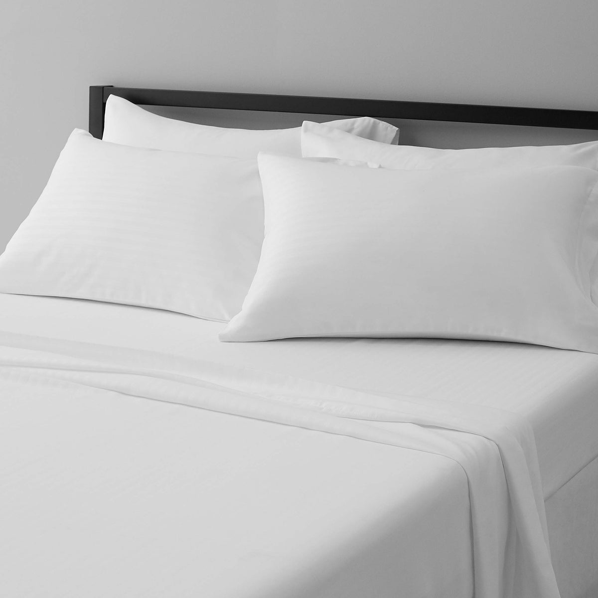 Amazon Basics - Sábanas de cama suaves y transpirables de lujo, microfibra de lujo, rayas blancas brillantes, 4 piezas, sin arrugas