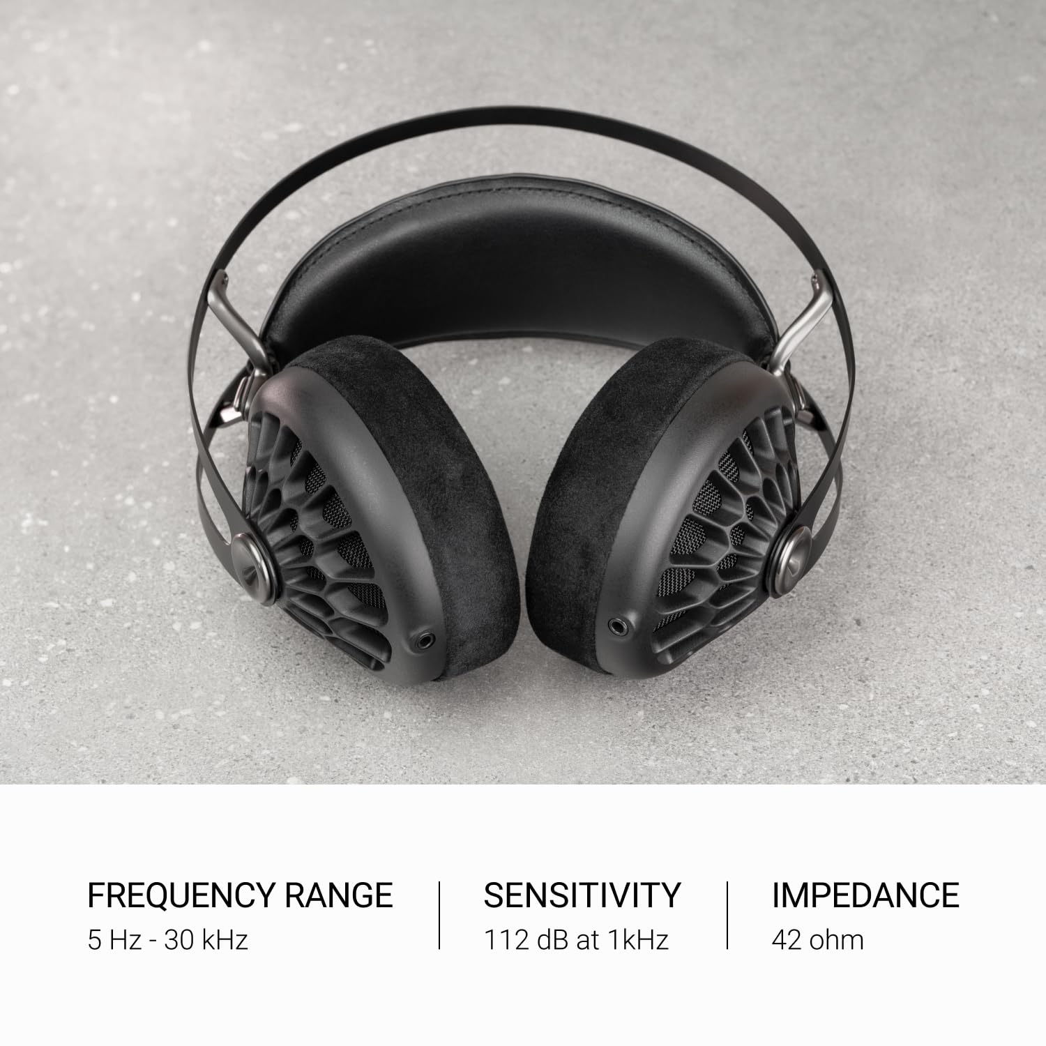 MEZE Audio 105 AER | Auriculares con Cable sobre la Oreja Ligeros audiófilos Abiertos | Controladores dinámicos de 50 mm | Baja impedancia 42 ohmios | Cables y Bolsa de Transporte incluidos (Negro)