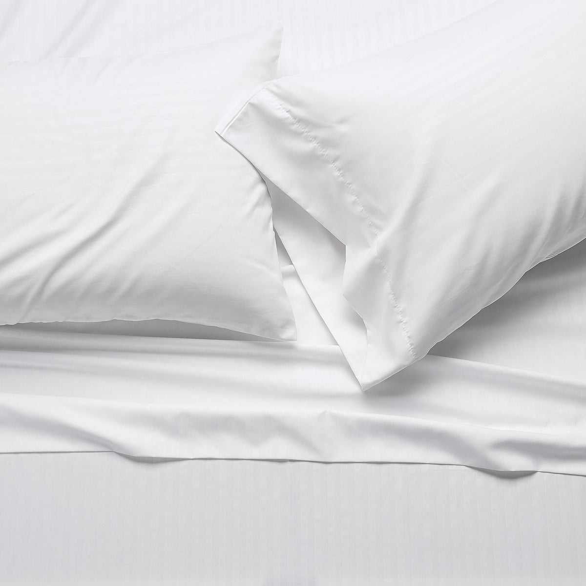 Amazon Basics - Sábanas de cama suaves y transpirables de lujo, microfibra de lujo, rayas blancas brillantes, 4 piezas, sin arrugas