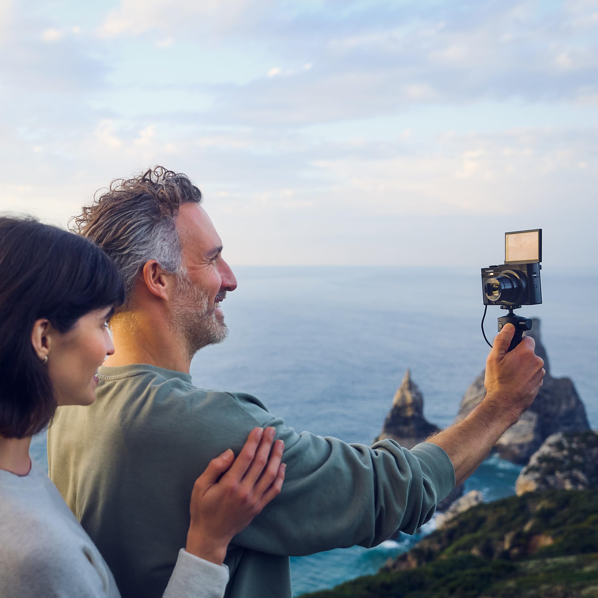 Panasonic LUMIX DC-TZ99E-K Cámara compacta de Viaje, Lente Leica DC, Zoom de 30x, 24-720 mm, 20,3 MP, OIS, vídeo 4K 30p, Monitor Plegable de 7,6 cm, WiFi, Bluetooth, Negro