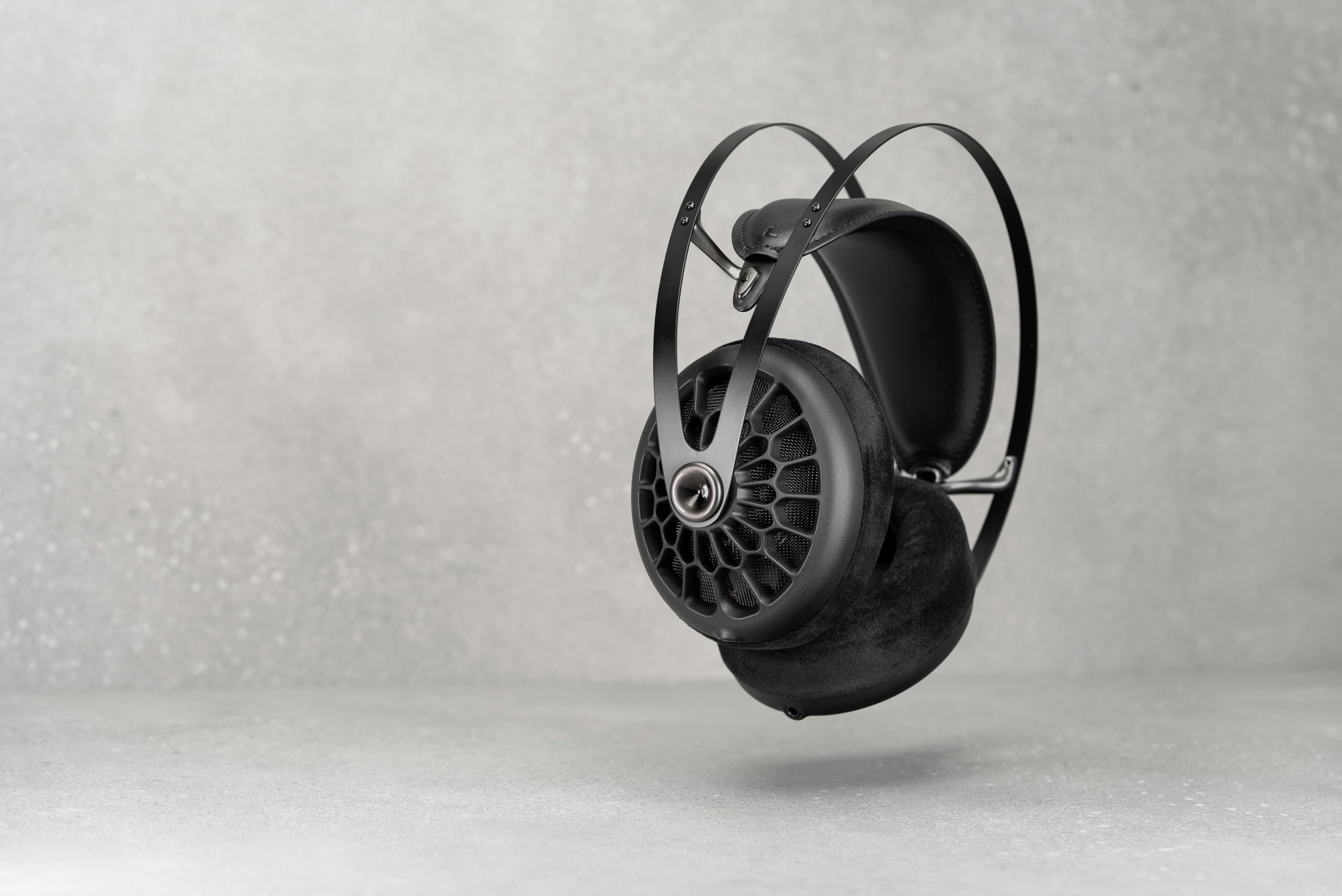 MEZE Audio 105 AER | Auriculares con Cable sobre la Oreja Ligeros audiófilos Abiertos | Controladores dinámicos de 50 mm | Baja impedancia 42 ohmios | Cables y Bolsa de Transporte incluidos (Negro)