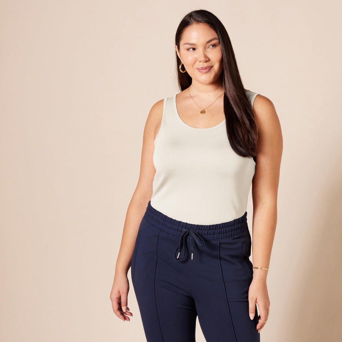 Amazon Essentials - Camiseta sin mangas ajustada para mujer, paquete de 2, color gris topo oscuro, hueso, talla M