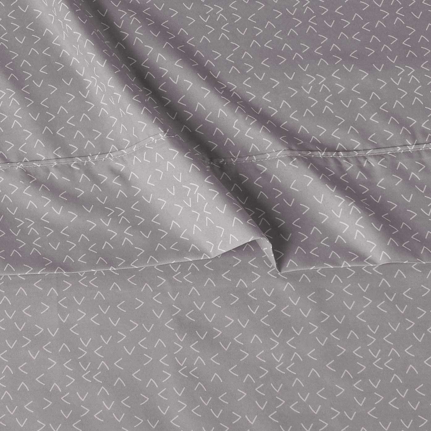 Amazon Basics - Sábanas de cama suaves y transpirables tamaño Queen, microfibra de lujo, flechas grises, 4 piezas