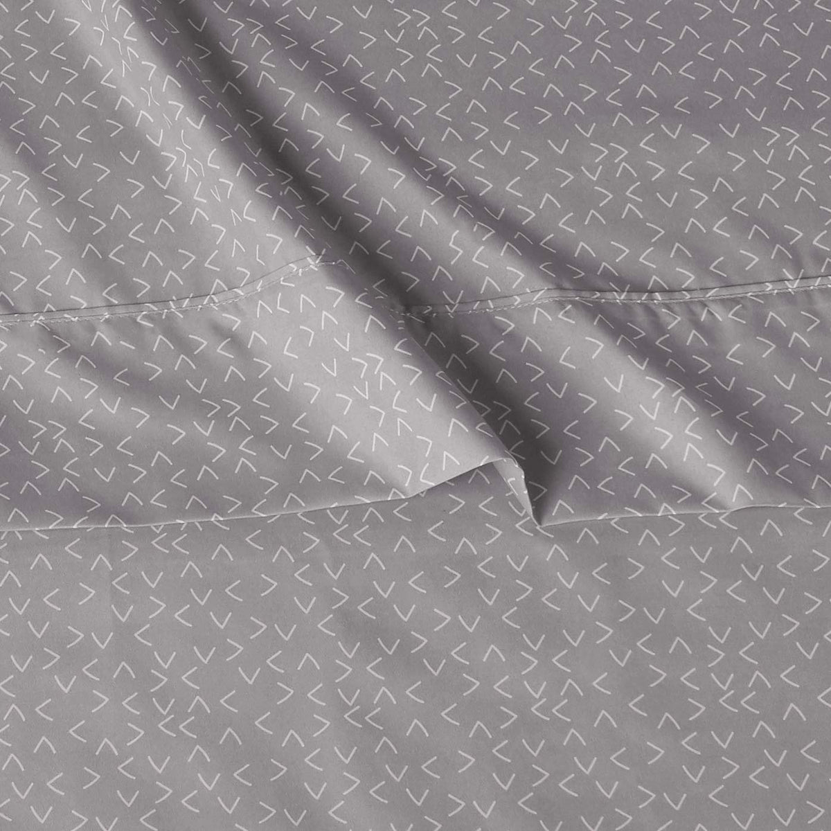 Amazon Basics - Sábanas de cama suaves y transpirables tamaño Queen, microfibra de lujo, flechas grises, 4 piezas