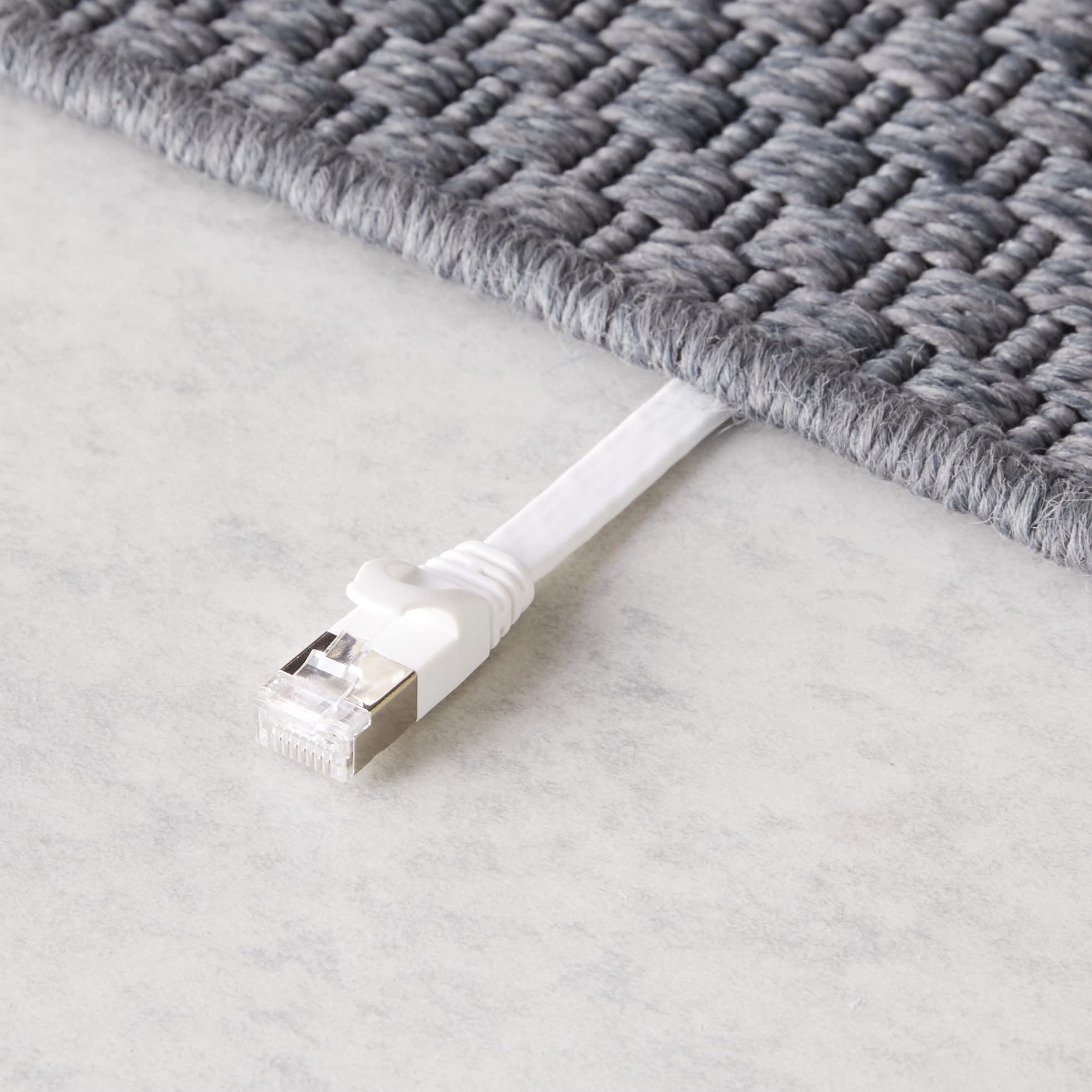 Amazon Basics - Cat 7 Gigabit Ethernet Patch Cable de Internet plano, 50 pies, 1 paquete, blanco, incluye 20 clavos