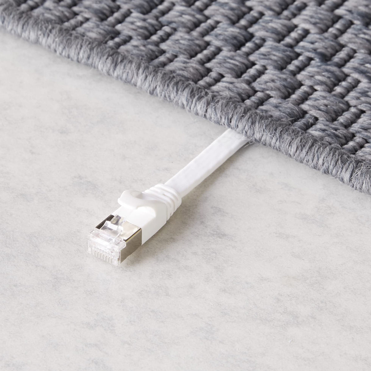 Amazon Basics - Cat 7 Gigabit Ethernet Patch Cable de Internet plano, 50 pies, 1 paquete, blanco, incluye 20 clavos
