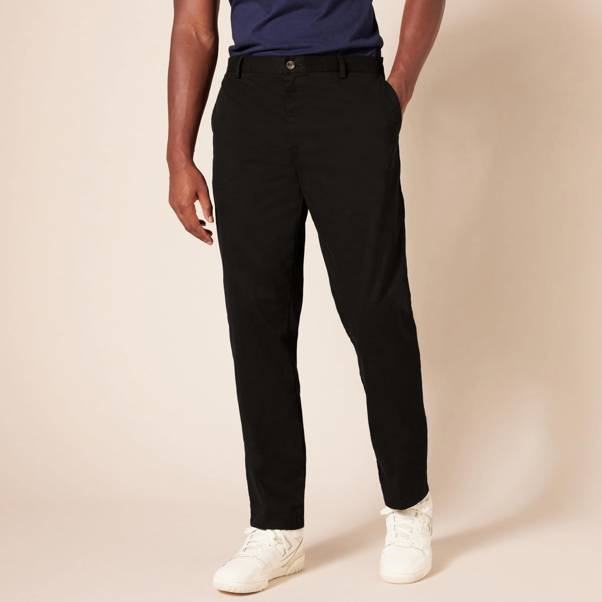 Amazon Essentials - Pantalones chinos para hombre con corte ajustado, resistentes a las arrugas, sin pinzas, color negro, 33 de ancho x 30 de largo