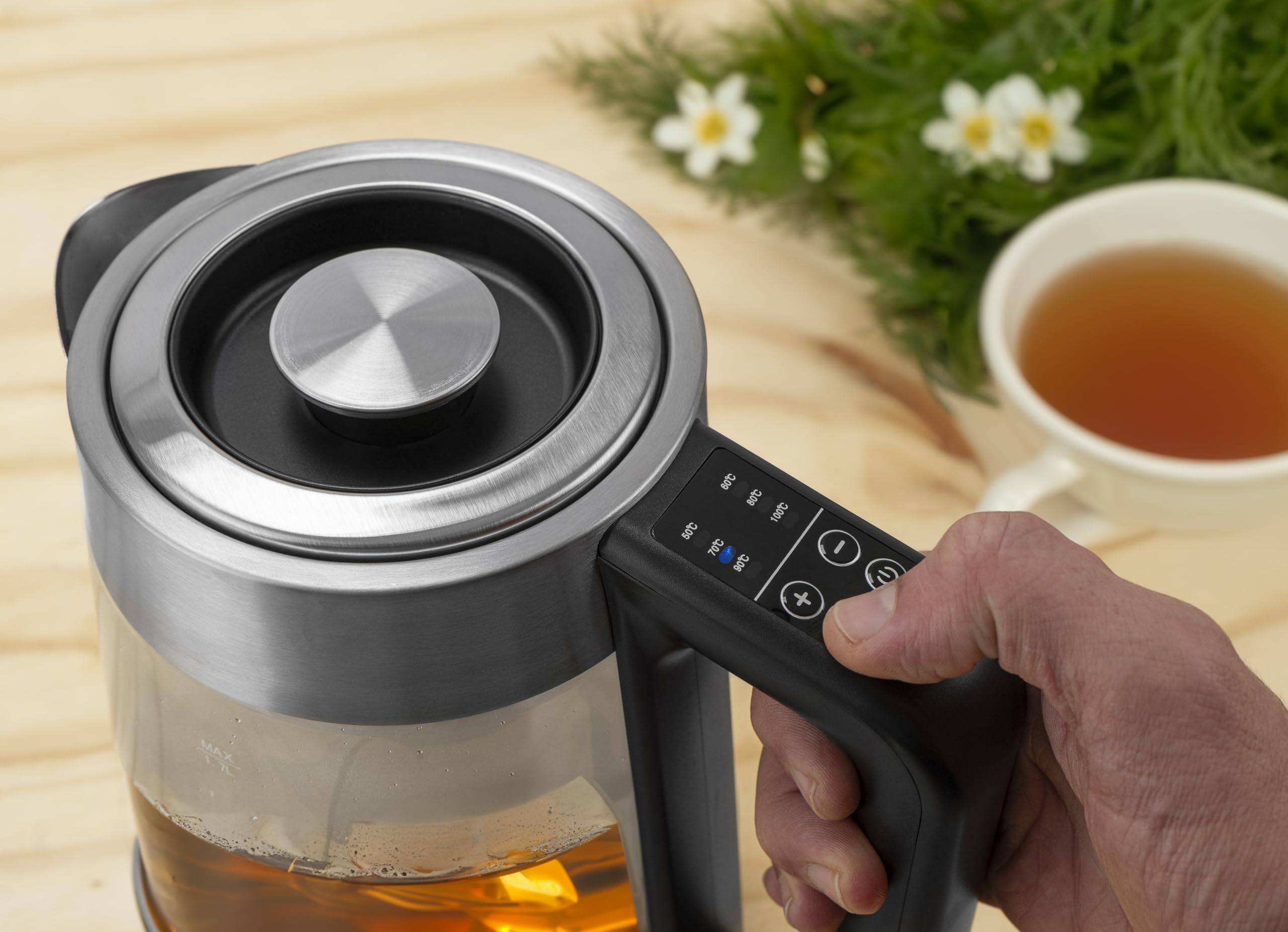 Hukën x MasterChef | Tetera Eléctrica Heat-Select | Temperatura Ajustable | Infusor Removible | Hervidor de Agua | Acero | Heat-Select | Panel Digital | Base Giratoria | 1.7 litros