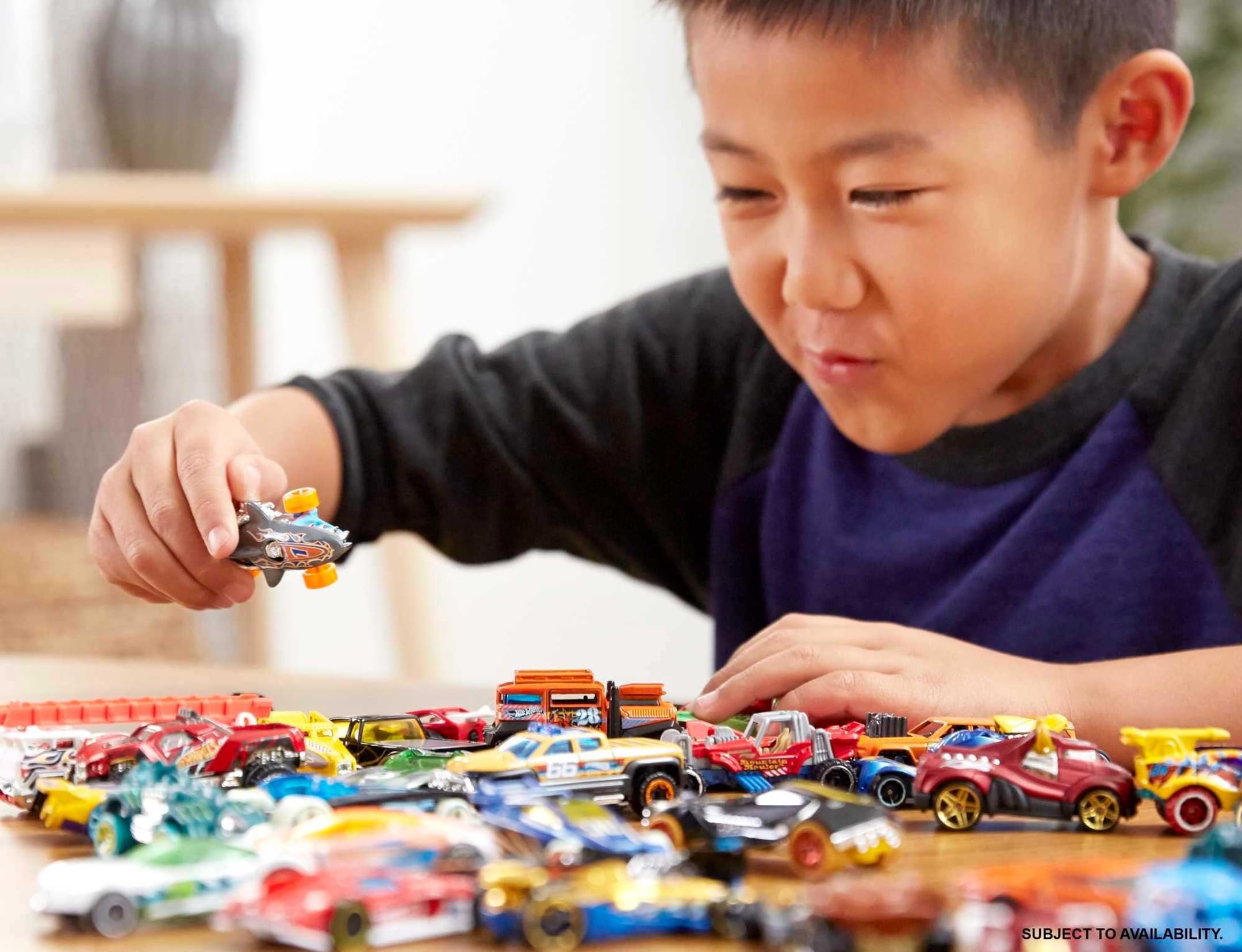 Hot Wheels Surtido Sorpresa, Paquete Sorpresa, 20 Autos, Escala 1:64, Juguete para Niños, Autos para Coleccionistas, Mattel, Decoraciones clásicas y diseños increíbles