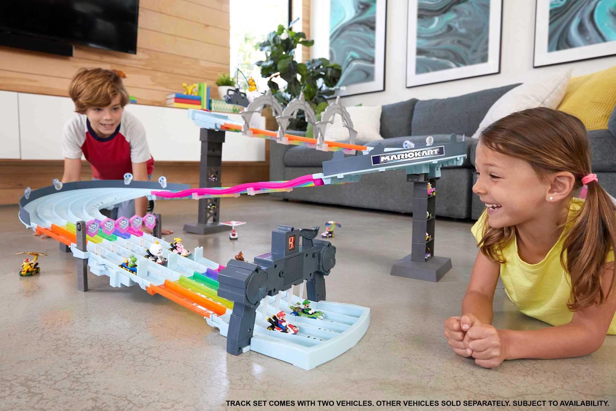 Hot Wheels, Mario Kart, Pista de Juguete para Niños, Senda Arcoíris, con 2 Karts Incluidos, 4+ Años, Pista icónica del Videojuego Mario Kart, Cuenta con 5 tramos traslúcidos de Colores