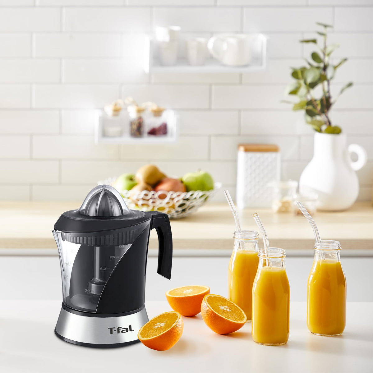 T-fal Exprimidor de Jugo Power Press cuenta con 2 conos removibles y una Jarra de 1 litro con un motor de 40 W de potencia, una gran opción para hacer jugos, Negro e Inoxidable, ZP200855