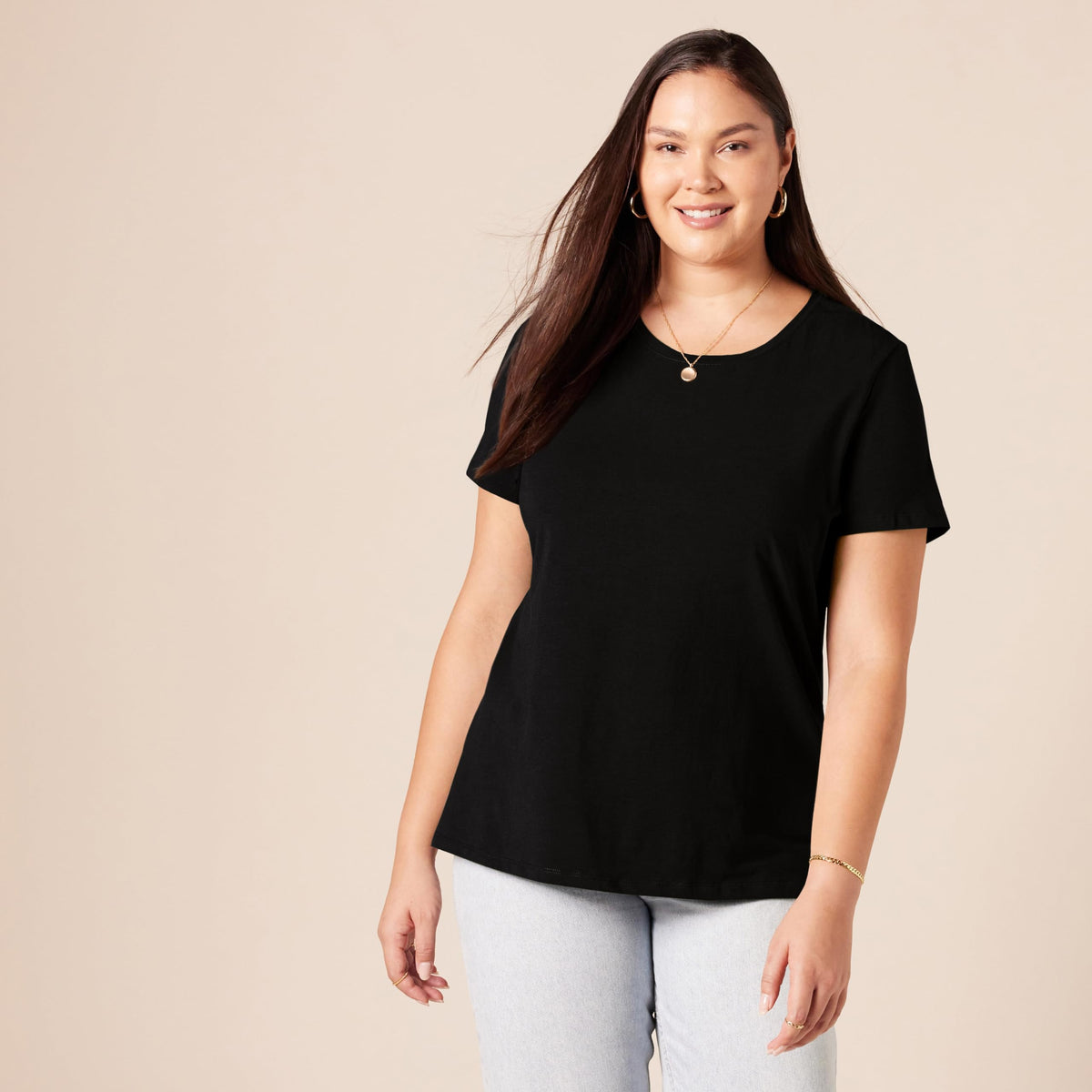 Amazon Essentials Women's Classic-Fit Short-Sleeve Crewneck T-Shirt, Pack of 4, Black/White, Medium