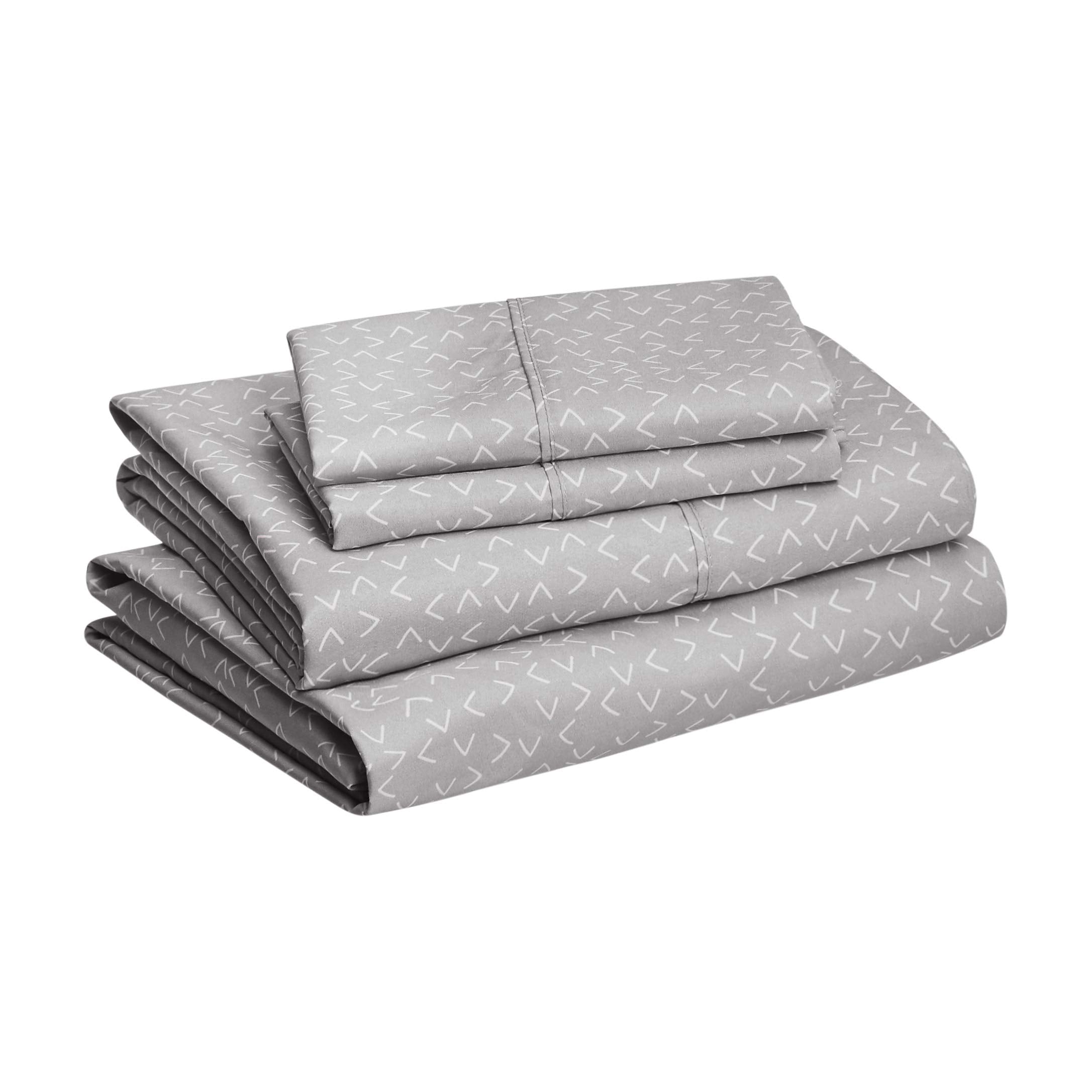 Amazon Basics - Sábanas de cama suaves y transpirables tamaño Queen, microfibra de lujo, flechas grises, 4 piezas