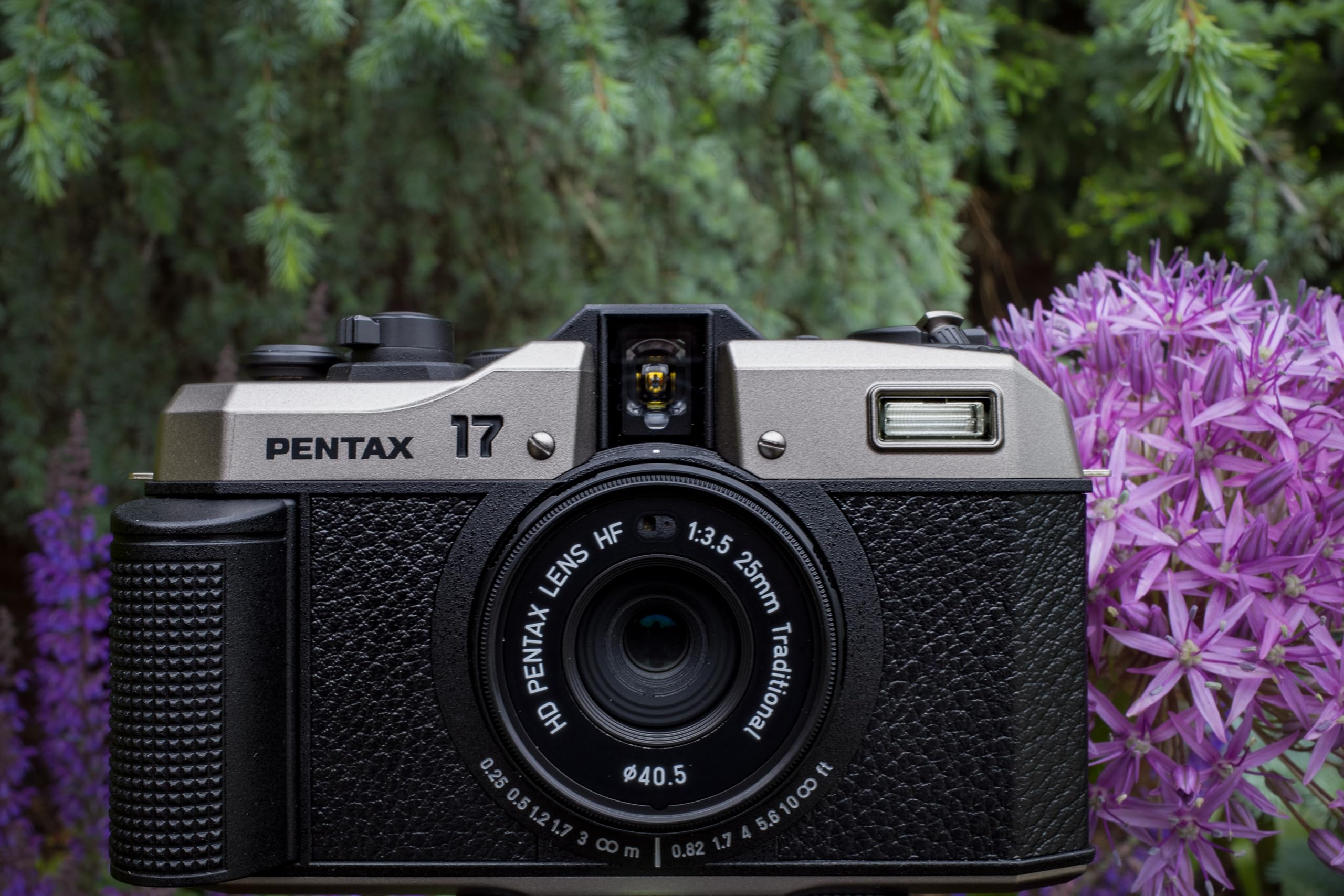 Pentax 17 Cámara de película de 35 mm Que Captura hasta 72 imágenes por Rollo con una orientación Vertical (Medio fotograma), Perfecta para Redes sociales.