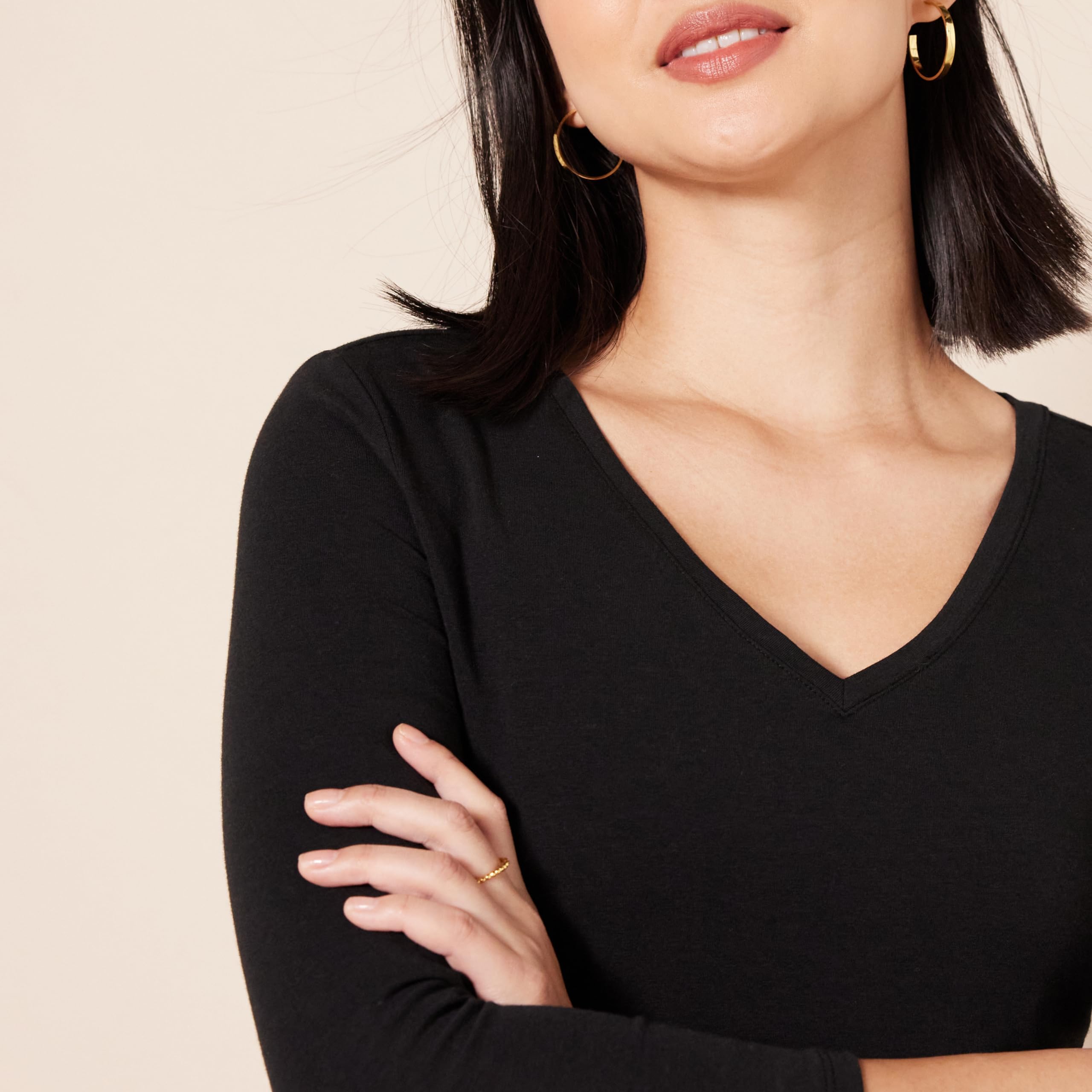 Amazon Essentials - Camiseta de manga 3/4 con cuello en V para mujer (disponible en tallas grandes), color negro, talla M