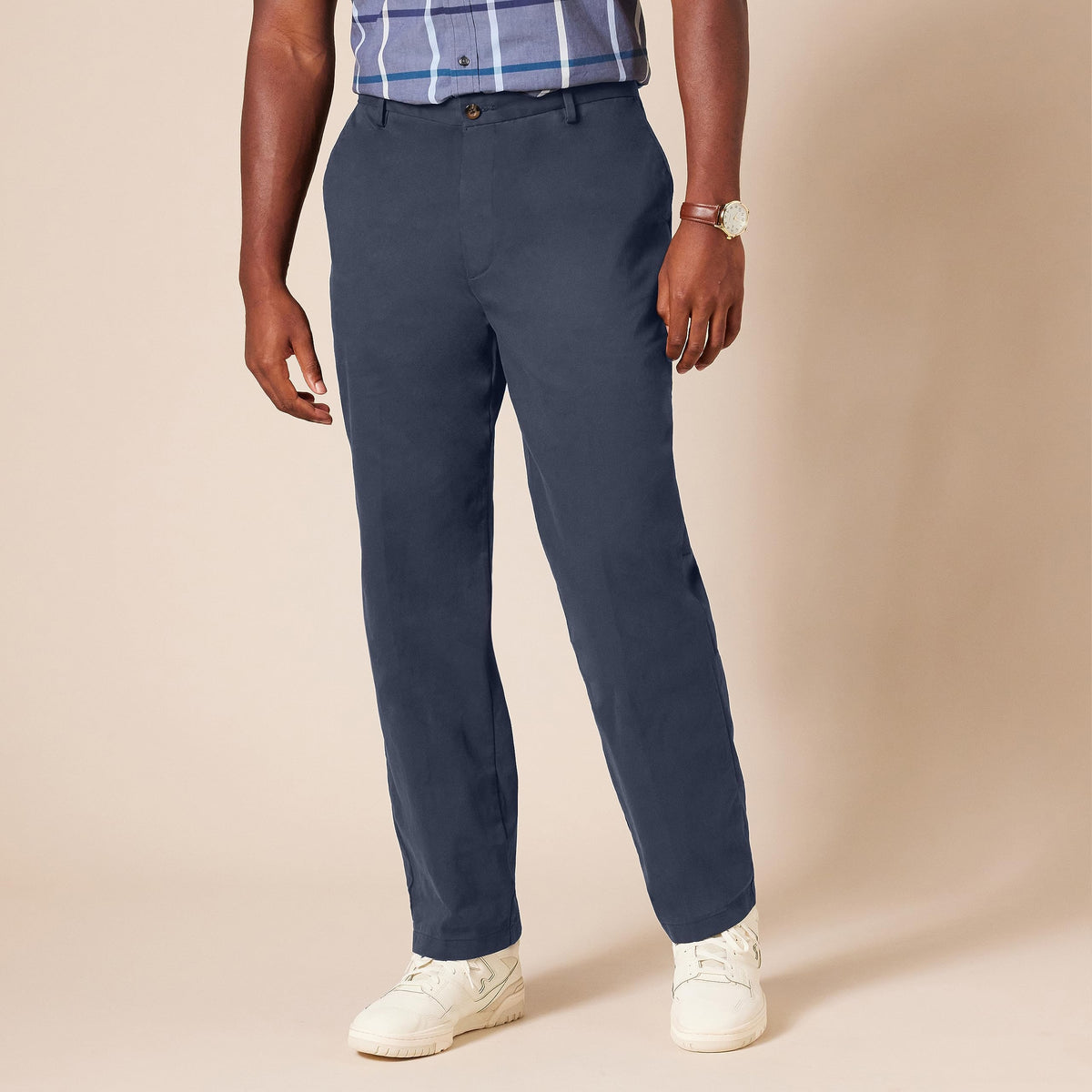 Amazon Essentials - Pantalones chinos para hombre con corte clásico, resistentes a las arrugas, sin pinzas, color azul marino, 34 de ancho x 32 de largo