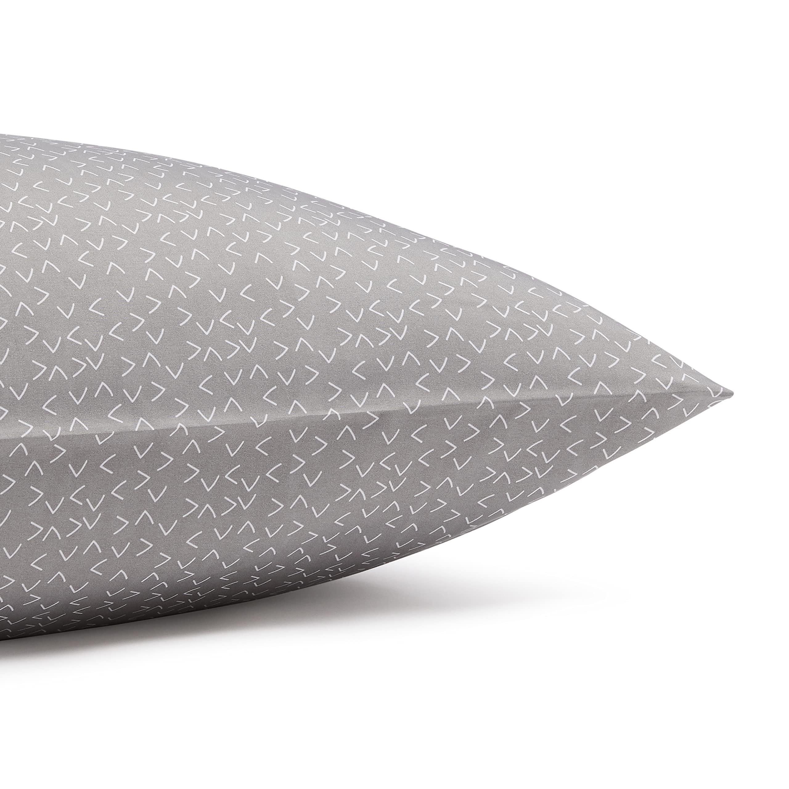 Amazon Basics - Sábanas de cama suaves y transpirables tamaño Queen, microfibra de lujo, flechas grises, 4 piezas
