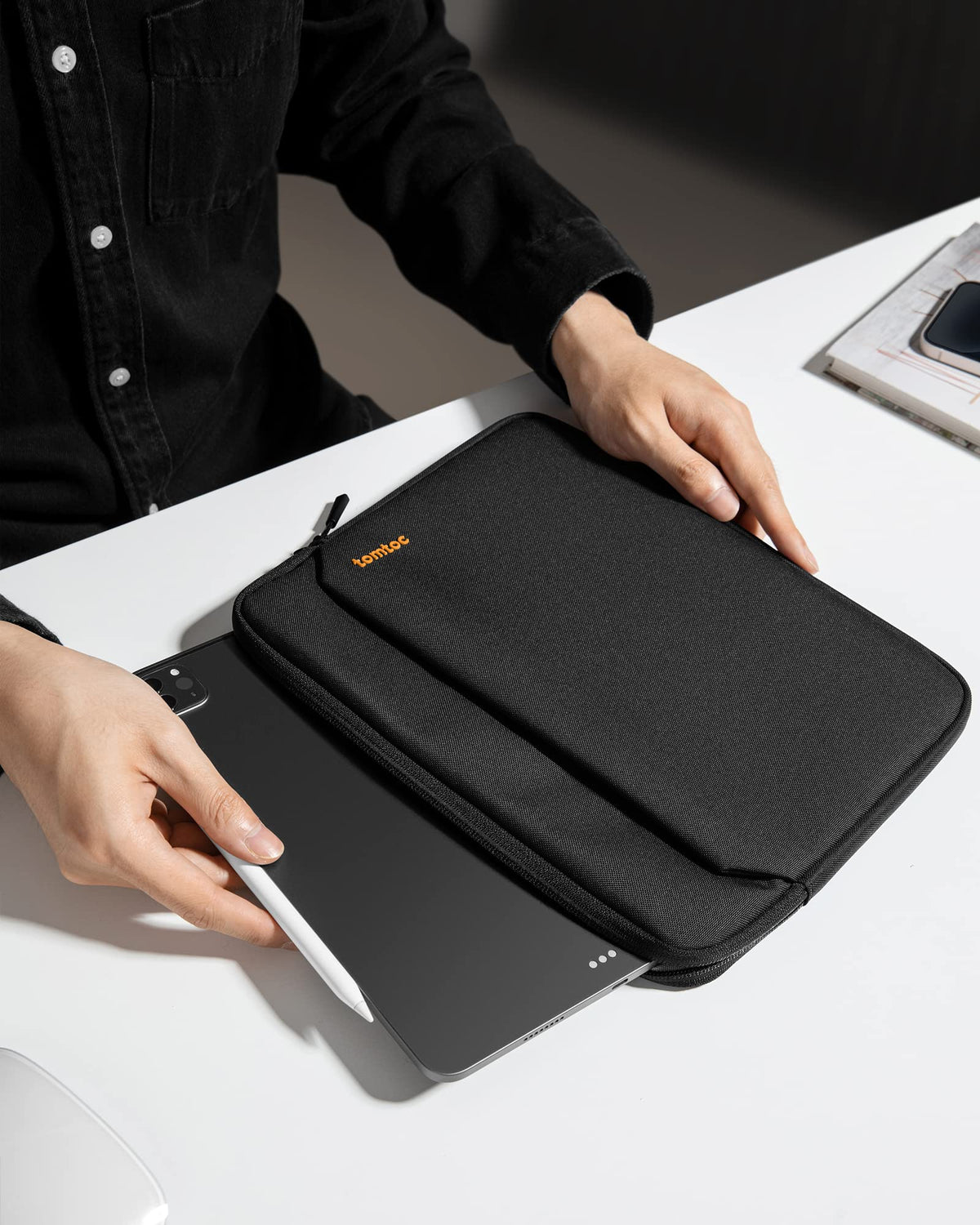 tomtoc Funda Delgada Tablet para 2025 11" iPad Pro M5/M4 OLED, Air M3, iPad (A16), iPad 10/9, con Compartimento para Accesorio, Compatible con Smart/Magic Keyboard