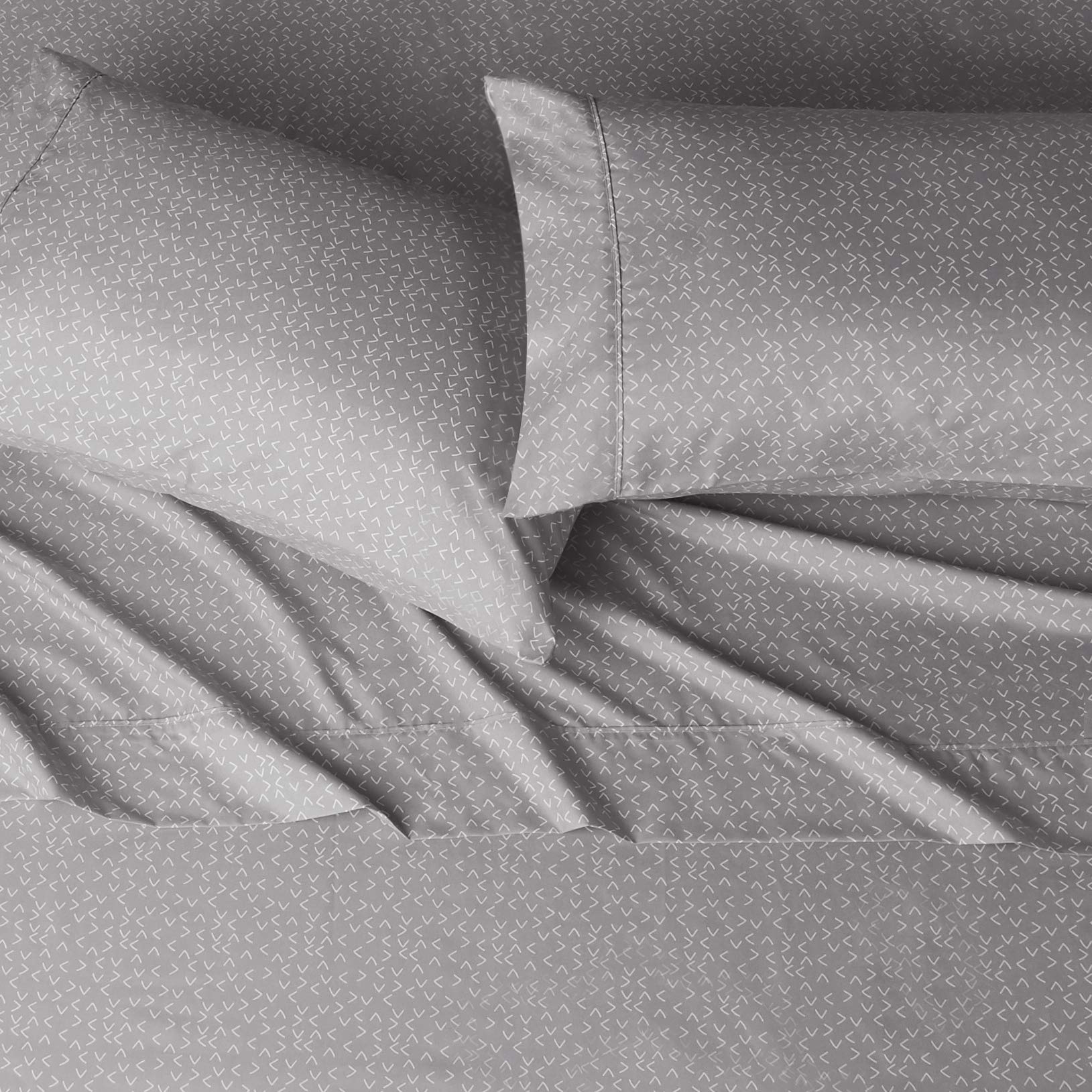 Amazon Basics - Sábanas de cama suaves y transpirables tamaño Queen, microfibra de lujo, flechas grises, 4 piezas