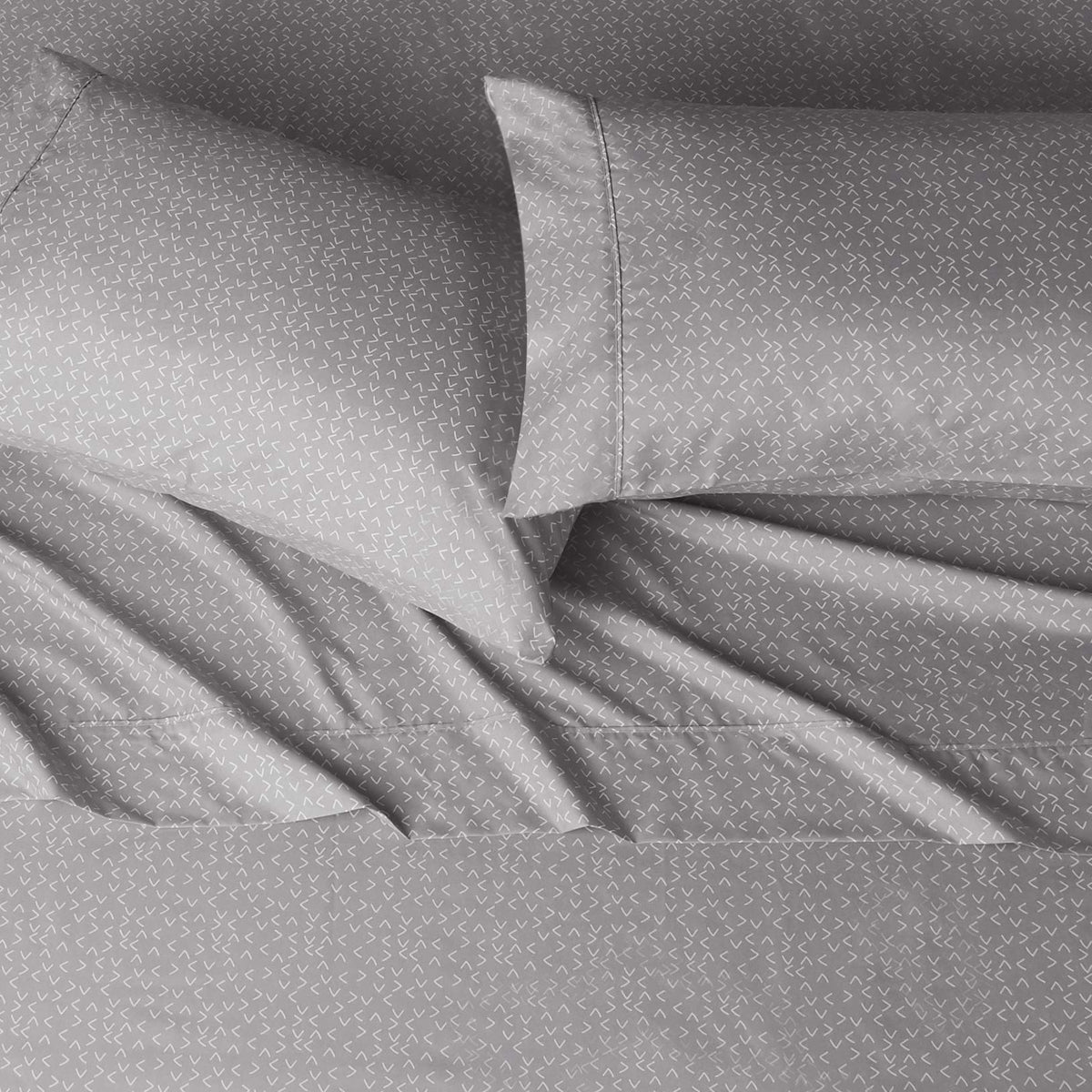 Amazon Basics - Sábanas de cama suaves y transpirables tamaño Queen, microfibra de lujo, flechas grises, 4 piezas