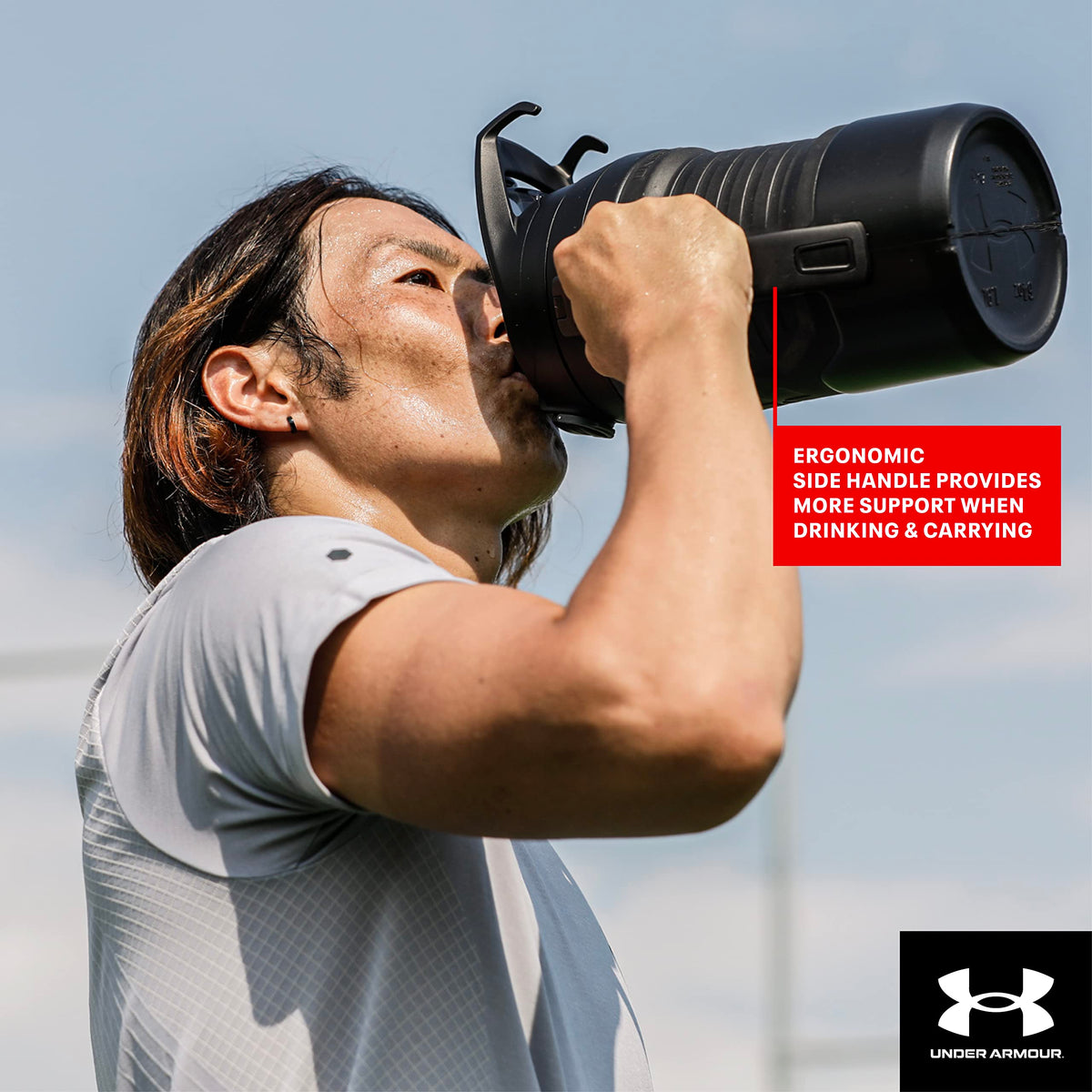 Under Armour Playmaker - Jarra deportiva, botella de agua con asa, aislamiento de espuma y resistente a fugas, 64 onzas, negro/negro