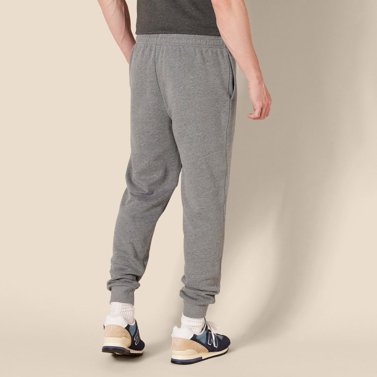 Amazon Essentials - Pantalón deportivo de forro polar para hombre, gris claro jaspeado, talla M