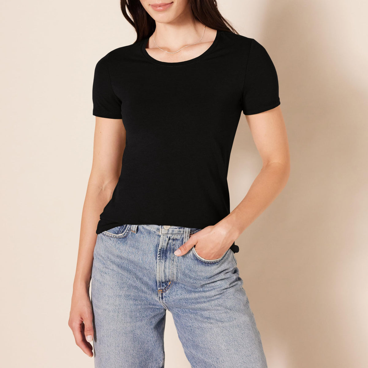 Amazon Essentials Women's Classic-Fit Short-Sleeve Crewneck T-Shirt, Pack of 4, Black/White, Medium