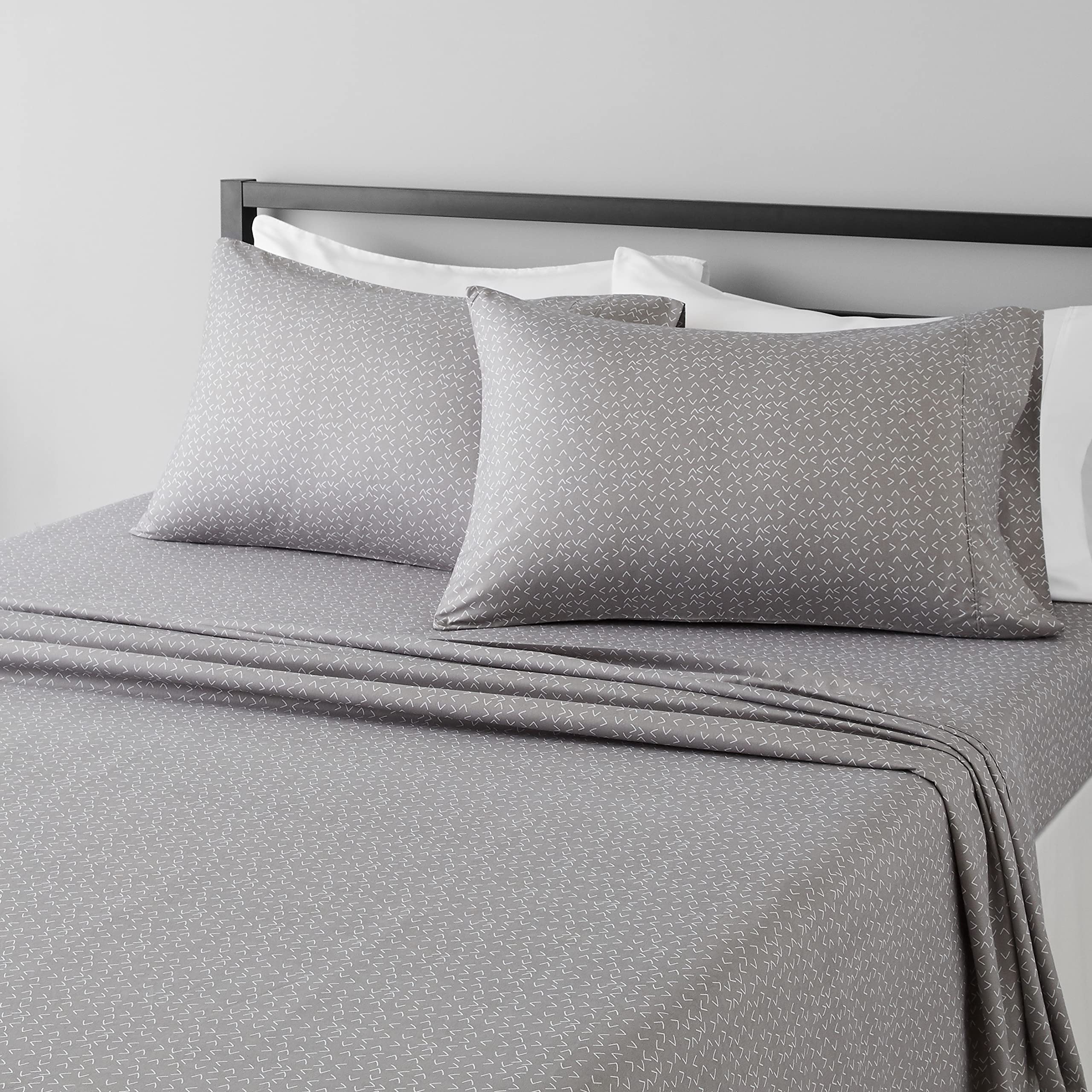 Amazon Basics - Sábanas de cama suaves y transpirables tamaño Queen, microfibra de lujo, flechas grises, 4 piezas