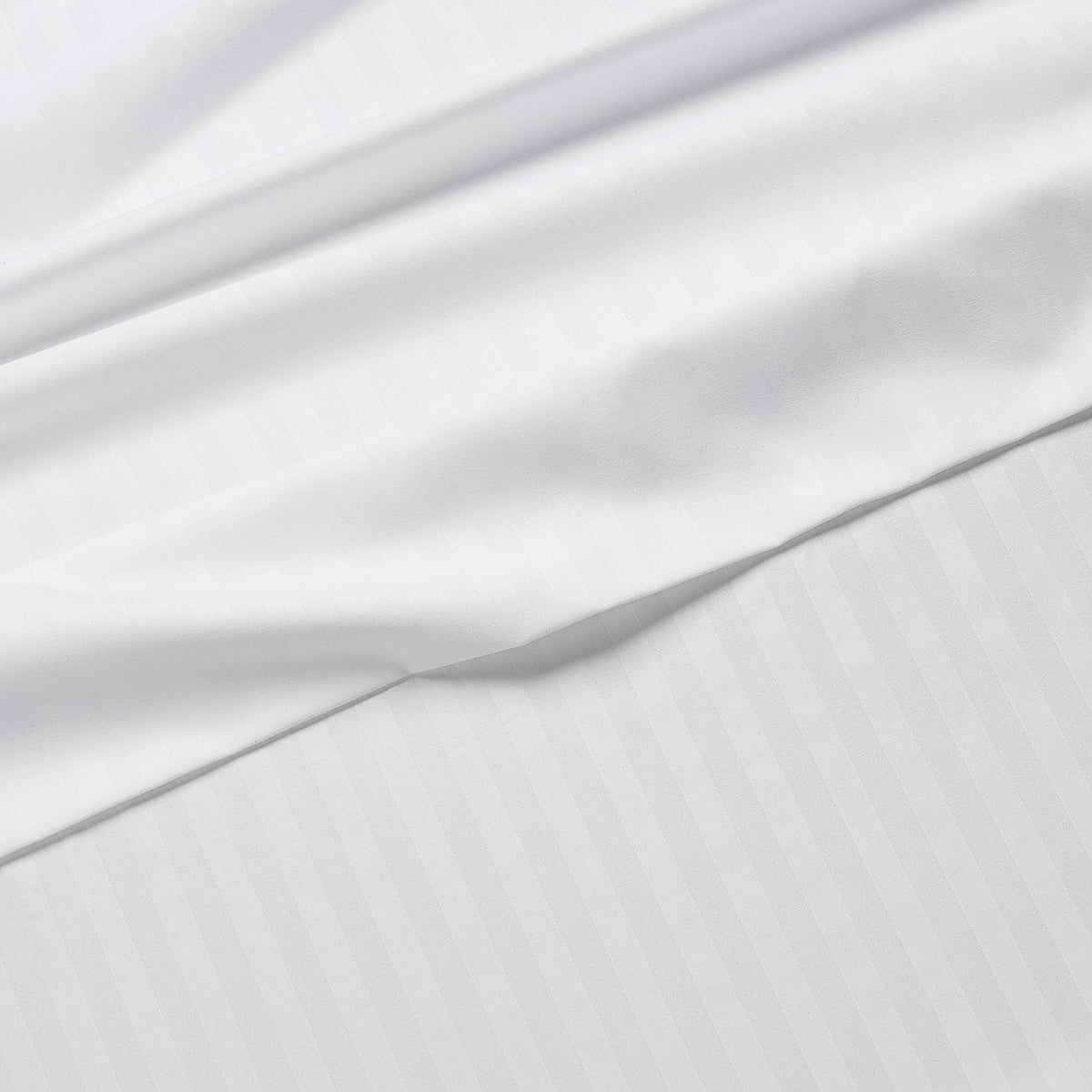 Amazon Basics - Sábanas de cama suaves y transpirables de lujo, microfibra de lujo, rayas blancas brillantes, 4 piezas, sin arrugas