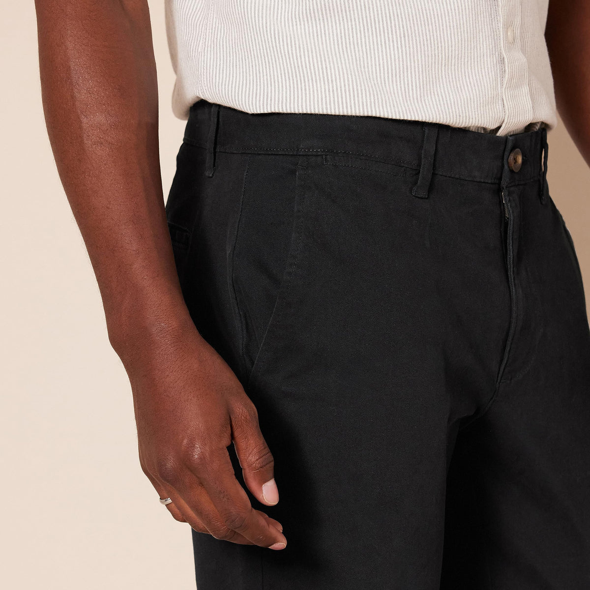 Amazon Essentials - Pantalón caqui elástico casual ajustado para hombre, color negro, 32 de ancho x 30 de largo