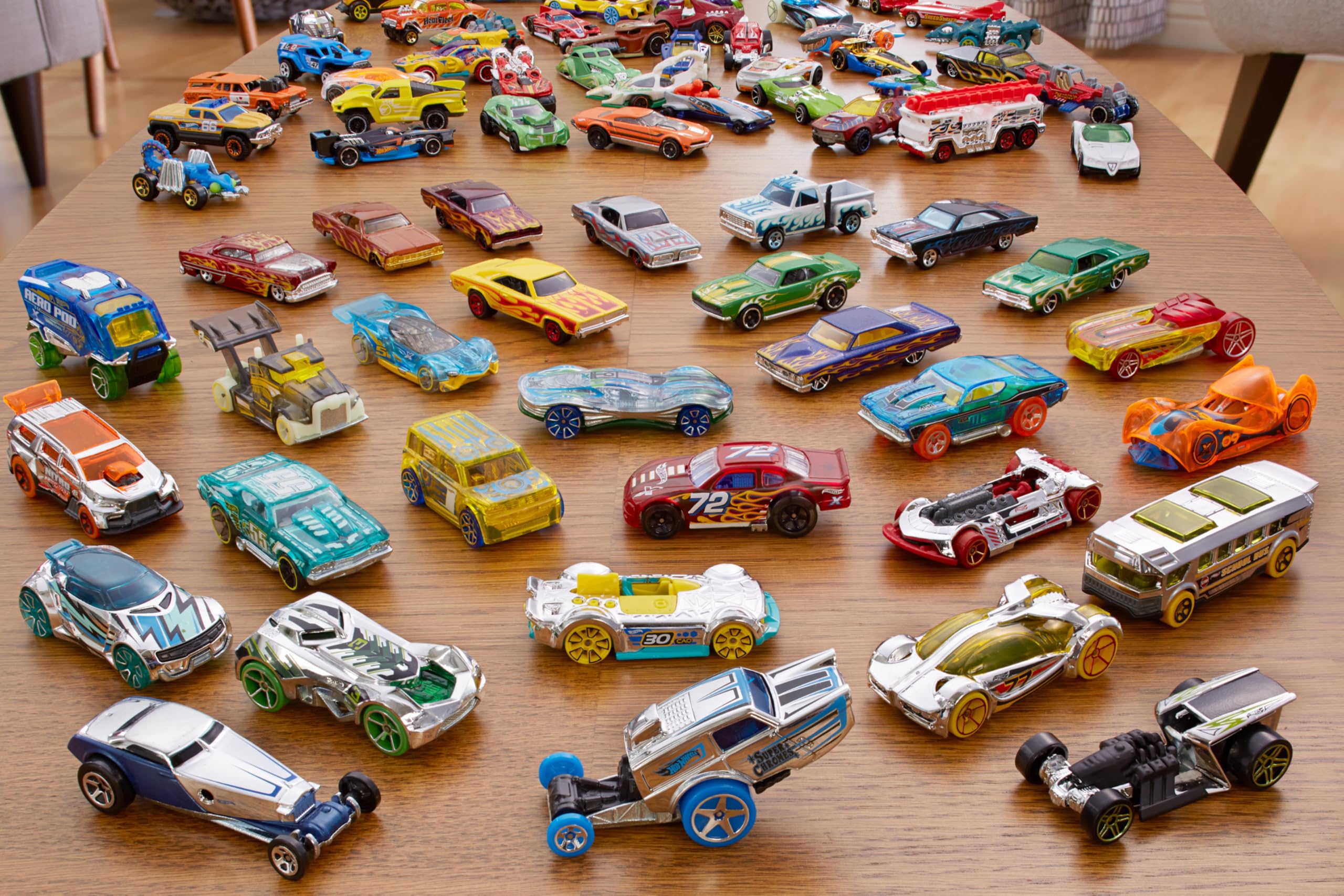 Hot Wheels Surtido Sorpresa, Paquete Sorpresa, 20 Autos, Escala 1:64, Juguete para Niños, Autos para Coleccionistas, Mattel, Decoraciones clásicas y diseños increíbles